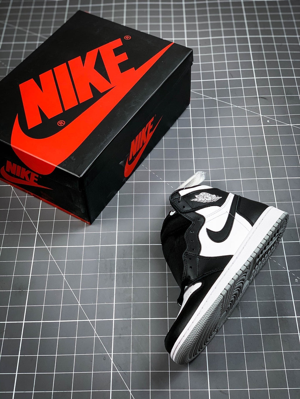 Air Jordan 1 Retro High OG "Black White"