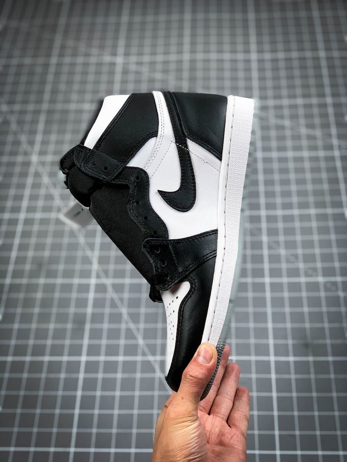 Air Jordan 1 Retro High OG "Black White"